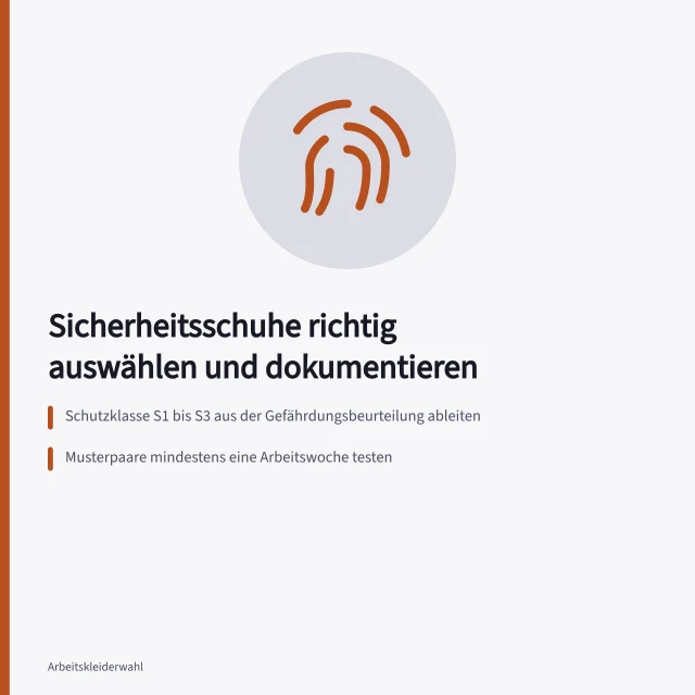 Getragener S3-Sicherheitsschuh mit Stollenprofil auf Betonboden in Produktionshalle. Sicherheitsschuhe Checkliste für Produktion und Lager